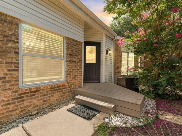 14826  Le Grande Drive , Addison Texas 75001
