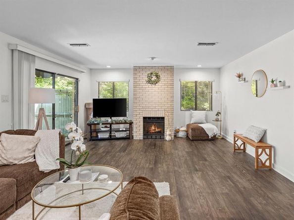 2633  McCart Avenue , Fort Worth Texas 76110