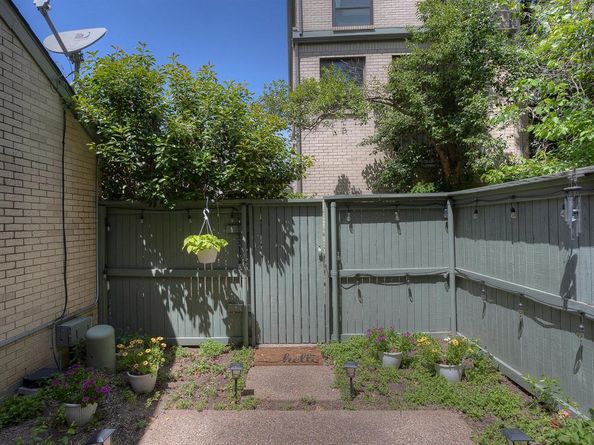 2633  McCart Avenue , Fort Worth Texas 76110