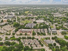 1209 N Bishop Avenue , Dallas Texas 75208