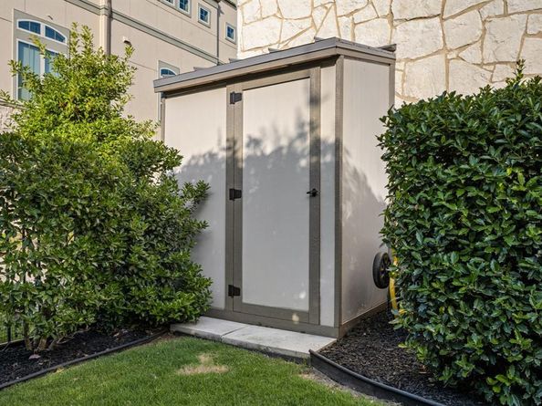 5495  Ashby Grove Street , Dallas Texas 75209