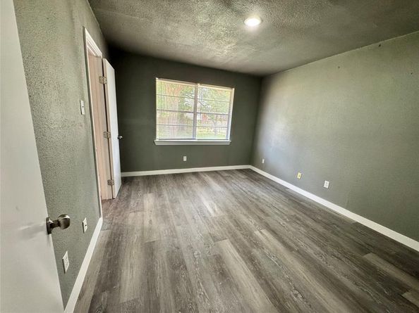 1614  Comanche Trail , Garland Texas 75043