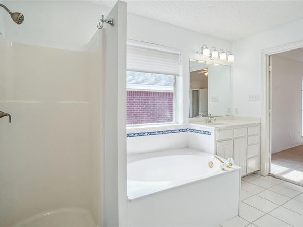 813  Hunters Glen Trail , Fort Worth Texas 76120