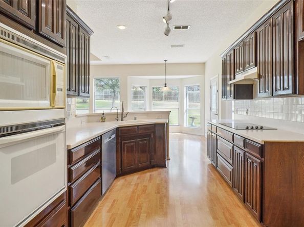 813  Hunters Glen Trail , Fort Worth Texas 76120
