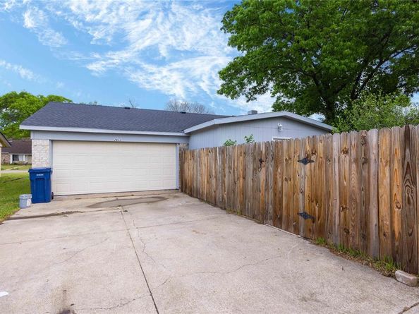 2822  Chariot Lane , Garland Texas 75044