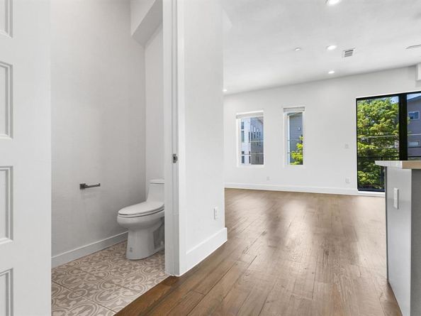 2450 N Garrett Avenue  14, Dallas Texas 75206