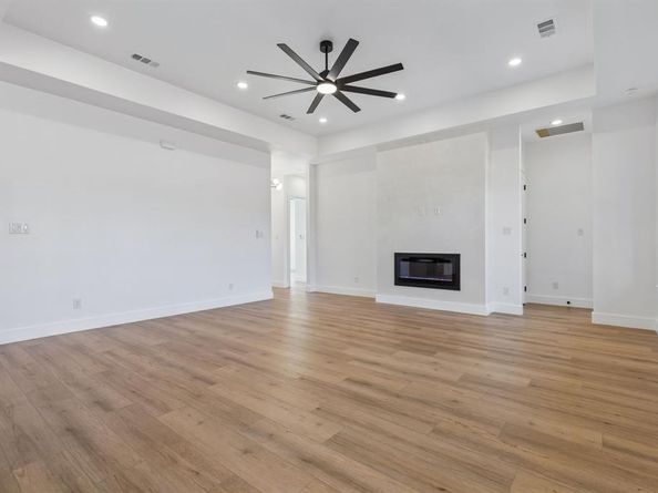 921  Woodcrest Drive , Lancaster Texas 75134