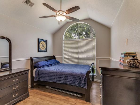 1217  Banks Street , River Oaks Texas 76114