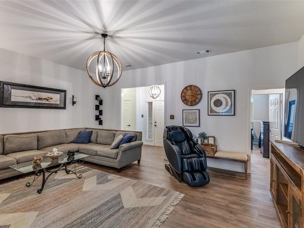 1217  Banks Street , River Oaks Texas 76114