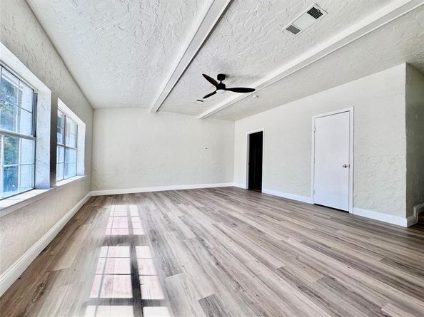 1015  Noble Avenue , Carrollton Texas 75006