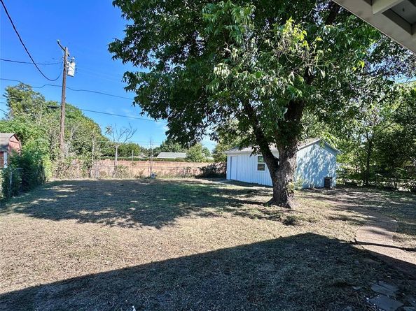 1015  Noble Avenue , Carrollton Texas 75006