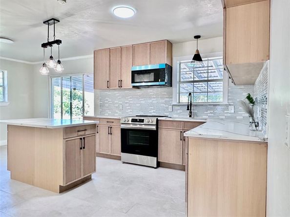 1015  Noble Avenue , Carrollton Texas 75006
