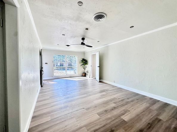 1015  Noble Avenue , Carrollton Texas 75006
