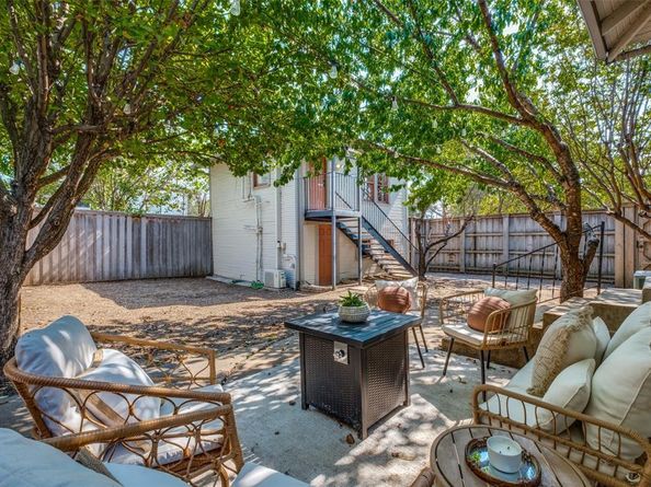 400 N Willomet Avenue , Dallas Texas 75208