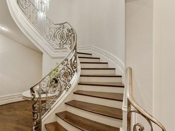 1  Bretton Woods Way , Dallas Texas 75220