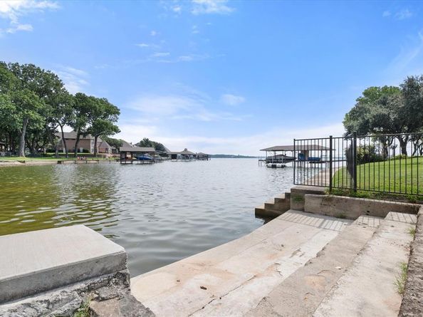 352  Leeward Circle , Azle Texas 76020