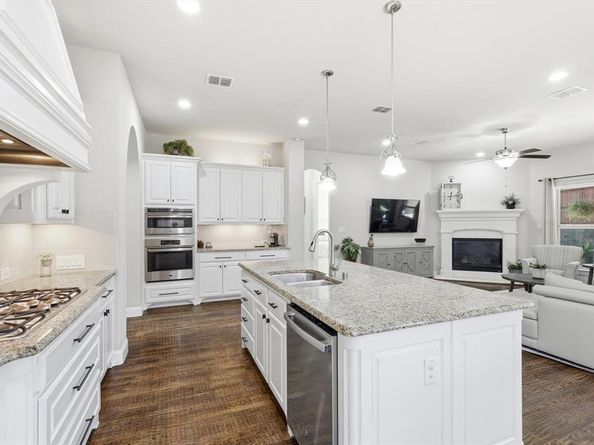 708  Petunia Drive , Lantana Texas 76226