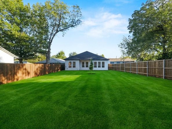 1611  Waweenoc Avenue , Dallas Texas 75216