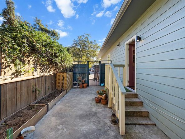 425  Brighton Avenue , Dallas Texas 75208