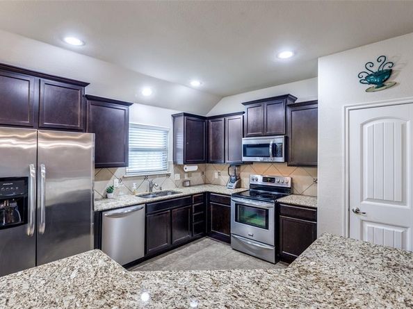 700  Lark Drive , Aubrey Texas 76227