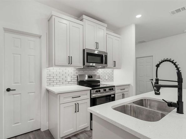 2827  Fernwood Avenue , Dallas Texas 75216