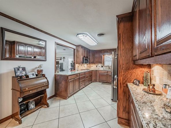 833 W Cheryl Avenue , Hurst Texas 76053