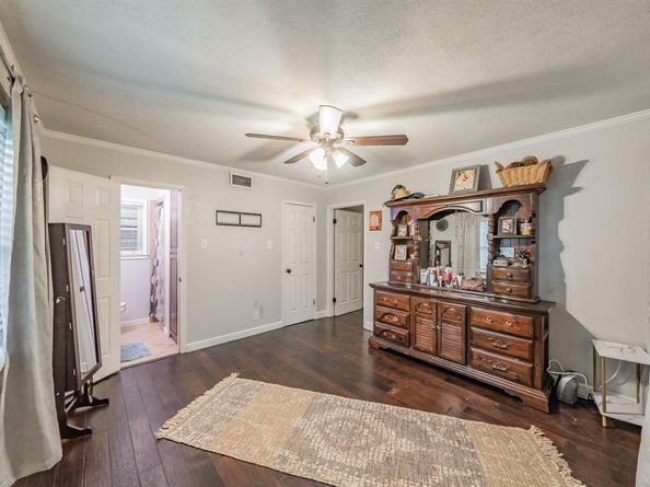 833 W Cheryl Avenue , Hurst Texas 76053