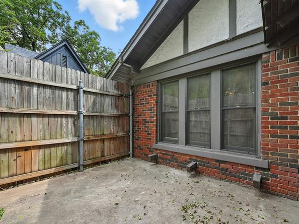 1042 N Clinton Avenue , Dallas Texas 75208