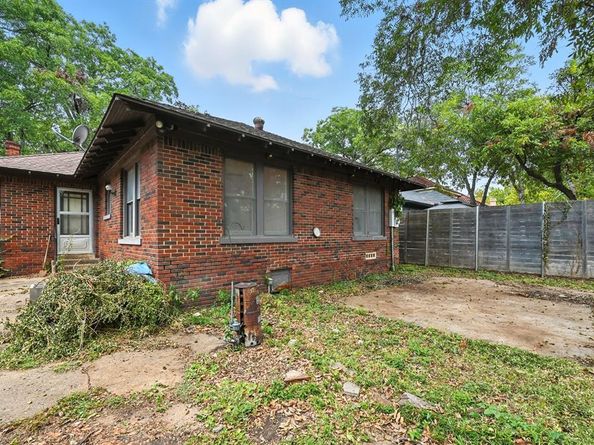 1042 N Clinton Avenue , Dallas Texas 75208