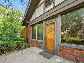 1042 N Clinton Avenue , Dallas Texas 75208