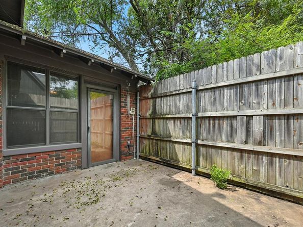 1042 N Clinton Avenue , Dallas Texas 75208