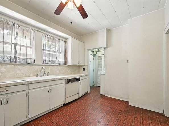 1042 N Clinton Avenue , Dallas Texas 75208