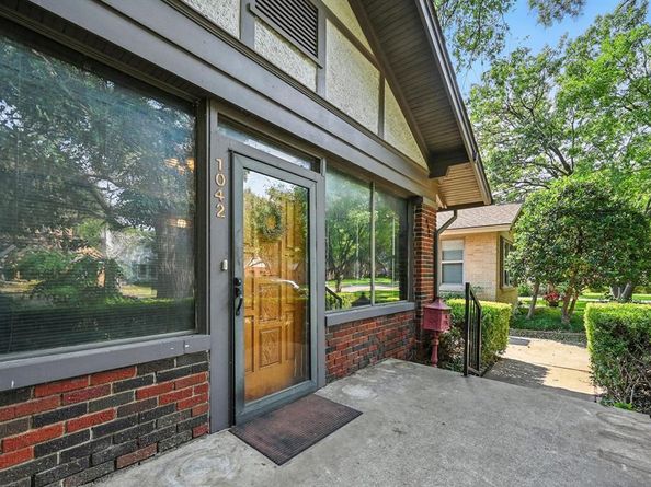 1042 N Clinton Avenue , Dallas Texas 75208