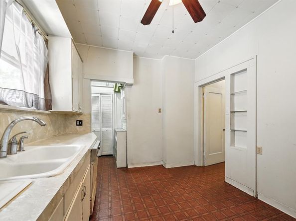 1042 N Clinton Avenue , Dallas Texas 75208
