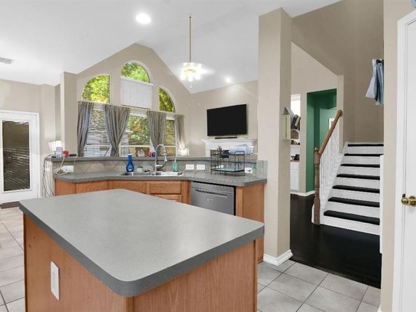 2115  Crestwood Trail , Mansfield Texas 76063