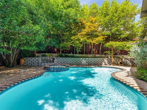 327  Kahala Drive , Dallas Texas 75218