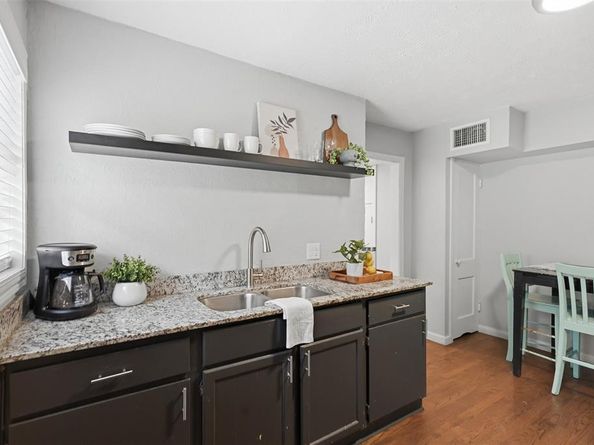 610  Winston Street , Dallas Texas 75208