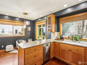 1939 10th Avenue W B, Seattle WA 98119