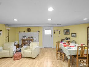 5833 Woodlawn Avenue N, Seattle WA 98103