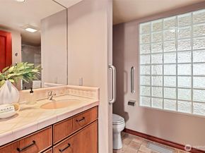 4701 NE Shore Place, Lake Forest Park WA 98155