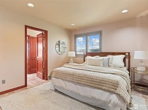 4701 NE Shore Place, Lake Forest Park WA 98155