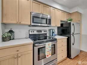 559 McGraw Street 201, Seattle WA 98109