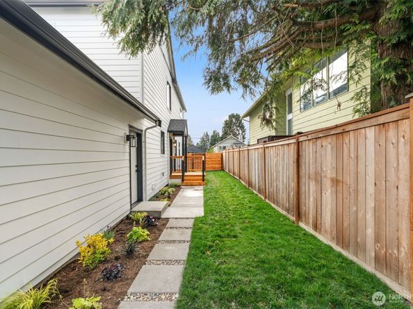 742 N 104th Street, Seattle WA 98133