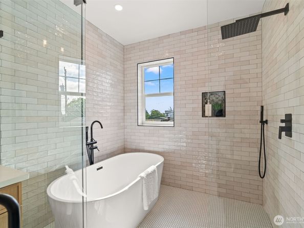 742 N 104th Street, Seattle WA 98133