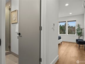 4758 Greenlake Way N, Seattle WA 98103