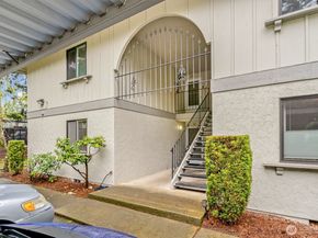 12505 NE 117th Place J1, Kirkland WA 98034