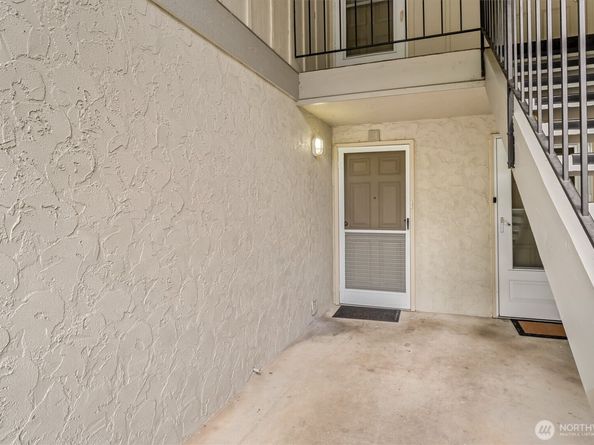 12505 NE 117th Place J1, Kirkland WA 98034