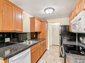 12505 NE 117th Place J1, Kirkland WA 98034