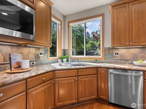 2759 NW Pine Cone Place, Issaquah WA 98027
