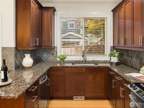 12316 NE 86th Way 6, Kirkland WA 98033